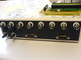 Maquette pédagogique vue de face, connecteurs BNC de l'ADC et du DAC, connecteurs DB9 pour commander 2 onduleurs triphasés